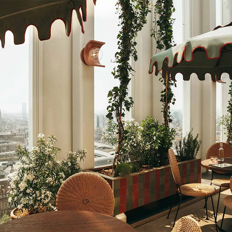 Outdoor terrace with wicker chairs at Tope Brussels